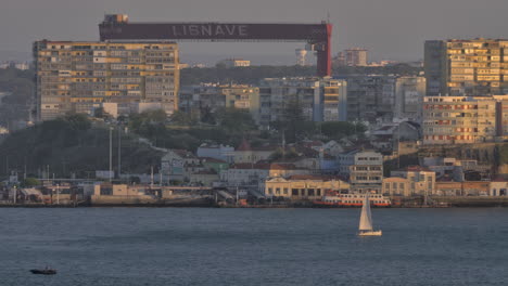 Lissabonner-Hafenszene-Bei-Sonnenuntergang,-Portugal
