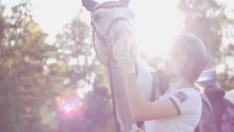 Frauen-Haben-Pferdefreunde,-Sie-Streicheln-Ihr-Pferd,-Es-Zeigt-Liebe,-Fürsorge-Und-Wahre-Freundschaft