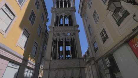 Touristen-Möchten-Eine-Fahrt-Mit-Dem-Santa-Justa-Aufzug-In-Lissabon,-Portugal,-Unternehmen