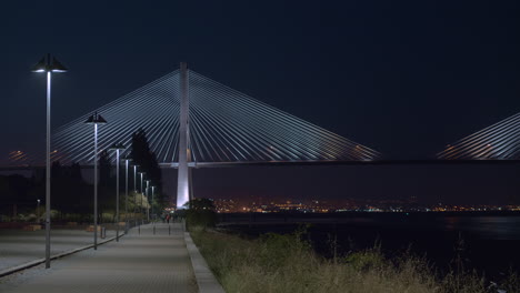 Vista-Nocturna-De-Lisboa-Con-El-Puente-Vasco-Da-Gama-Portugal