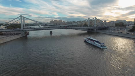 Moskauer-Luftbild-Mit-Krimbrücke-über-Den-Fluss-Russland