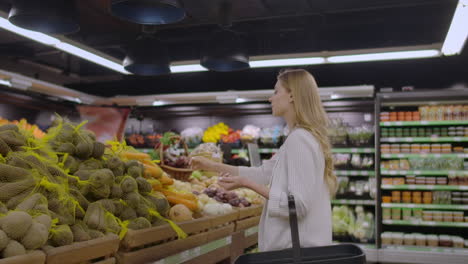 Im-Supermarkt:-Schöne-Junge-Frau-Geht-Durch-Die-Frischwarenabteilung,-Wählt-Gemüse-Aus-Und-Legt-Es-In-Ihren-Einkaufswagen