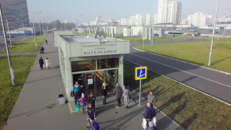 Toma-Aérea-Del-Tráfico-De-Personas-En-La-Entrada-De-La-Estación-De-Metro-Kotelniki-Moscú