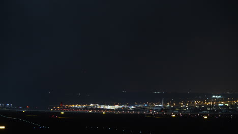 Flugzeuge-Nachtstart-Flughafenlichter-Im-Dunkeln