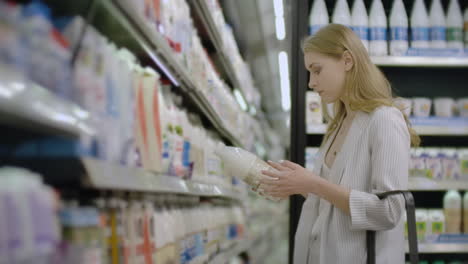 Mujer-Eligiendo-Y-Comprando-Productos-Lácteos-Orgánicos-Frescos-En-La-Tienda-De-Comestibles.