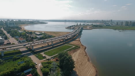 Luftaufnahme-Der-Stadt-Mit-Fluss-Und-Verkehr-Auf-Der-Millennium-Brücke-In-Kasan,-Russland