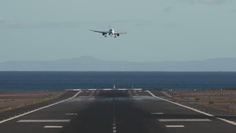 Flugzeugverkehr-Auf-Der-Landebahn-Des-Flughafens-Lanzarote,-Kanarische-Inseln