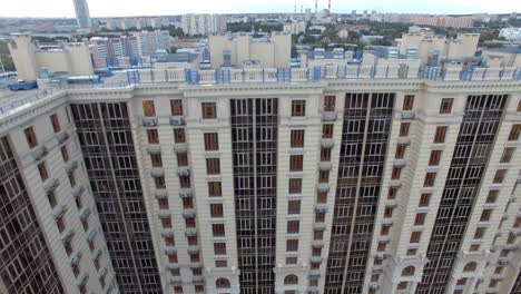 Eine-Vertikale-Betrachtung-Eines-Großen-Modernen-Wohngebäudes-Vor-Dem-Hintergrund-Der-Stadtlandschaft