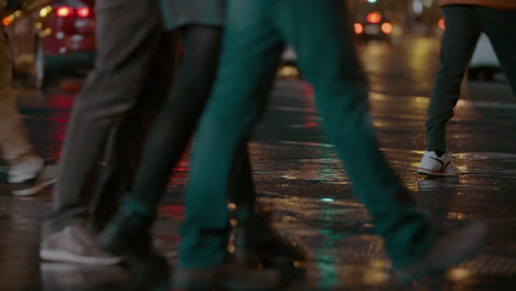 Menschen,-Die-Nach-Dem-Regen-Die-Straße-überqueren,-Abendansicht