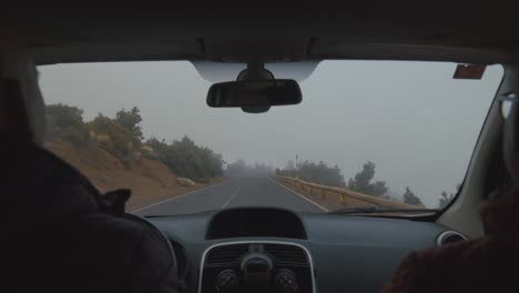 Conduciendo-Por-Una-Carretera-Montañosa-Con-Niebla-Nubosa