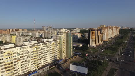 Volando-Sobre-Las-Carreteras-Y-Edificios-De-Apartamentos-En-Kazán,-Rusia.
