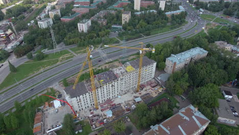 Aerial-view-of-apartment-house-under-construction-on-the-roadside-Moscow