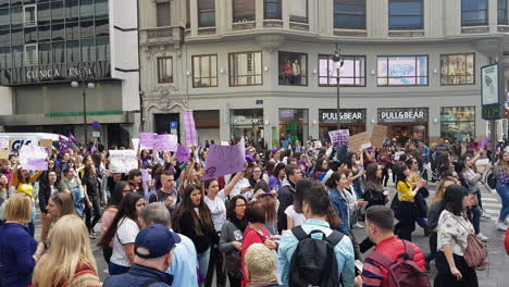 Marcha-De-Activistas-Feministas-En-El-Día-De-La-Mujer-En-España.