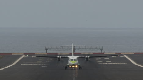 Abflug-Des-Flugzeugs-Vom-Flughafen-Am-Meer