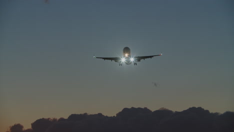 Flugzeugflug-über-Den-Wolken-Am-Abendhimmel