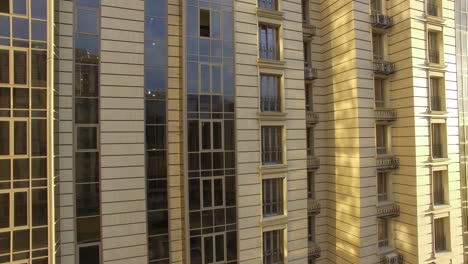 Eine-Vertikale-Inspektion-Eines-Modernen-Gebäudes-Mit-Einem-Wunderschönen-Sonnigen-Hintergrund