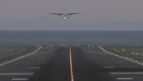 Final-approach-of-passenger-jetliner