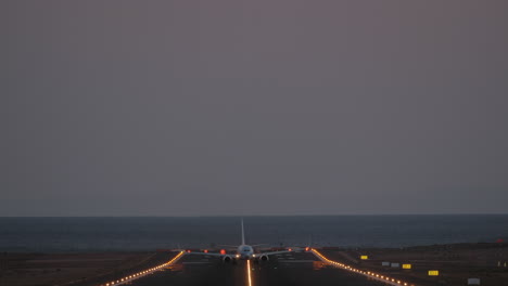 Jetliner-taking-off-in-the-dusk