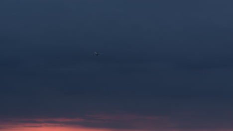 Ein-Flugzeug-Im-Morgengrauen