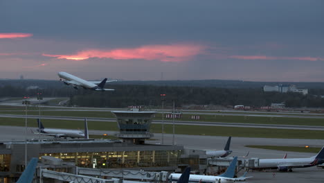 Flugzeug-Am-Abend-Abflug-Blick-Auf-Den-Flughafen-Mit-Terminal