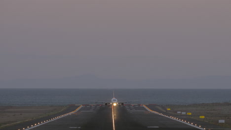 Abendabflug-Des-Flugzeugs-Vom-Küstenflughafen,-Vorderansicht