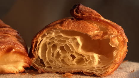 Croissants-Recién-Hechos-Y-Crujientes-Con-Textura-Hojaldrada