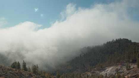 Landschaft-Mit-Wolken,-Die-Auf-Berghängen-Auf-Teneriffa-Ruhen