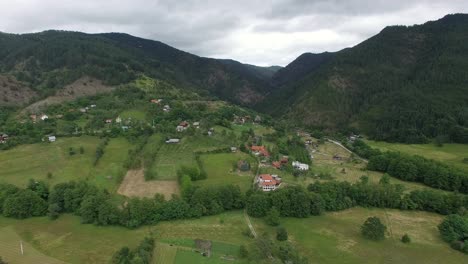 Luftaufnahme-Eines-Dorfes-In-Den-Bergen-Serbiens