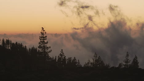 Zeitraffer-Der-Wolken-In-Den-Bergen-Bei-Sonnenuntergang