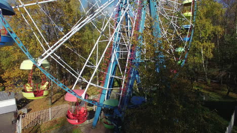 Aerial-view-of-old-Ferris-wheel-in-autumn-park