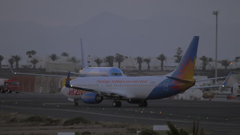 Aeropuerto-De-Lanzarote-Por-La-Tarde-Desembarque-Y-Tráfico-De-Aviones.