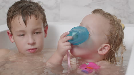Boy-with-younger-sister-playing-in-the-bath