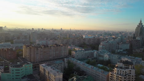 Eine-Städtische-Luftaufnahme-Eines-Sonnigen-Tages-In-Moskau