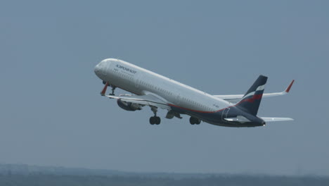 Aeroflot-take-off-and-gaining-altitude