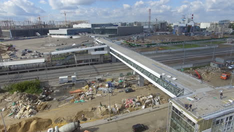 Bau-Eines-Neuen-Modernen-Bahnhofs-Am-Stadtrand,-Luftaufnahme