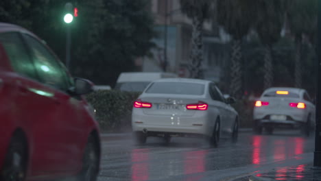 Straßenverkehr-Im-Regen-Valencia