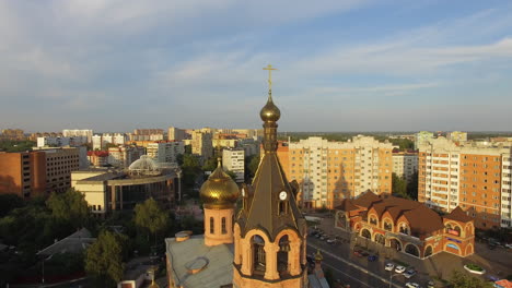 Luftaufnahme-Von-Stadtstraßen-Mit-Häusern-Und-Kirche-Bei-Sonnenuntergang-Russland