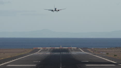 Aproximación-Final-Del-Avión-Sobre-El-Océano-Y-Aterrizaje