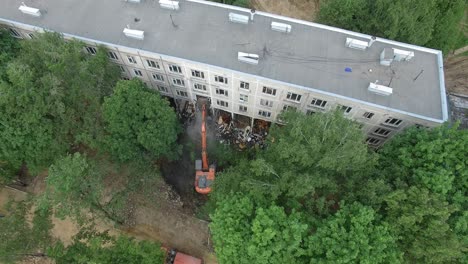 Abriss-Eines-Mehrfamilienhauses-In-Russland