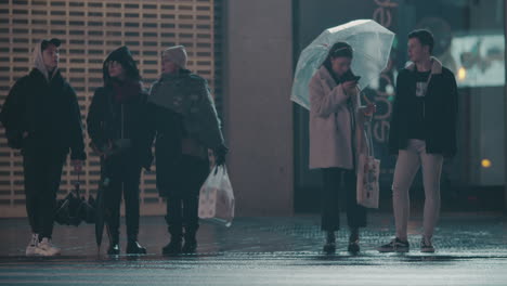 People-crossing-the-street-in-wet-evening