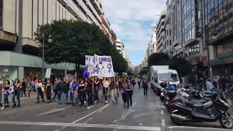 Feministische-Aktivistinnen-Auf-Der-Straße-Von-Valencia,-Spanien