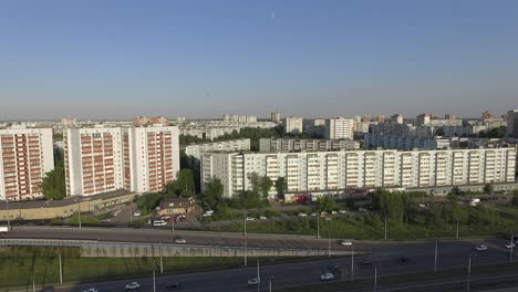 Luftaufnahme-Der-Stadt-Mit-Häusern-Und-Verkehr-Auf-Der-Straße-Kasan,-Russland