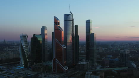 Moskauer-Stadtbild-Am-Abend-Aus-Der-Luft-Mit-Geschäftszentrum-Russland