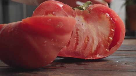 Große-Saftige-Tomate-Schneiden