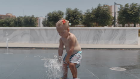 Un-Niño-Divirtiéndose-En-El-Agua-En-Las-Calles-De-La-Ciudad