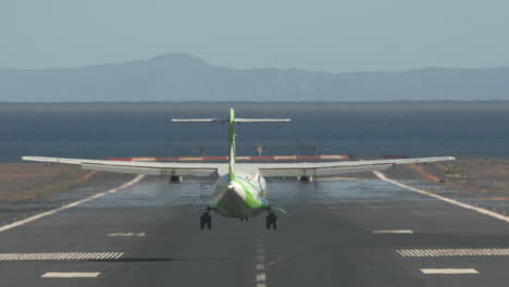 Ankunft-Eines-Jetliner-Flugzeugs,-Das-Auf-Der-Landebahn-Am-Meer-Landet