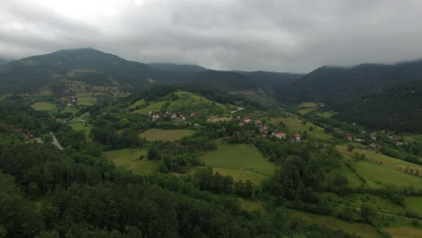 Paisaje-Aéreo-Con-Campo-De-Montaña-En-Serbia