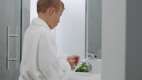 Kind-Wäscht-Sich-Im-Badezimmer-Die-Hände-Und-Hält-Seine-Hände-Immer-Sauber