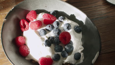 Healthy-breakfast-with-granola-yoghurt-and-fresh-berries