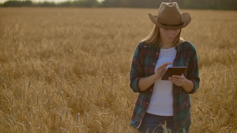 Una-Campesina-Con-Tableta.-Agricultura-Inteligente-Y-Agricultura-Digital.